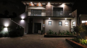  Sunbird Garden Cottage  Претория
